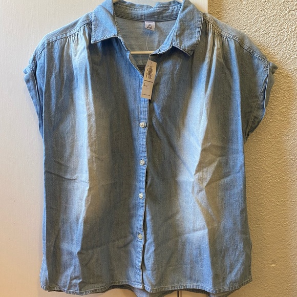 NWT Old Navy Chambray Shirt. - Picture 1 of 3